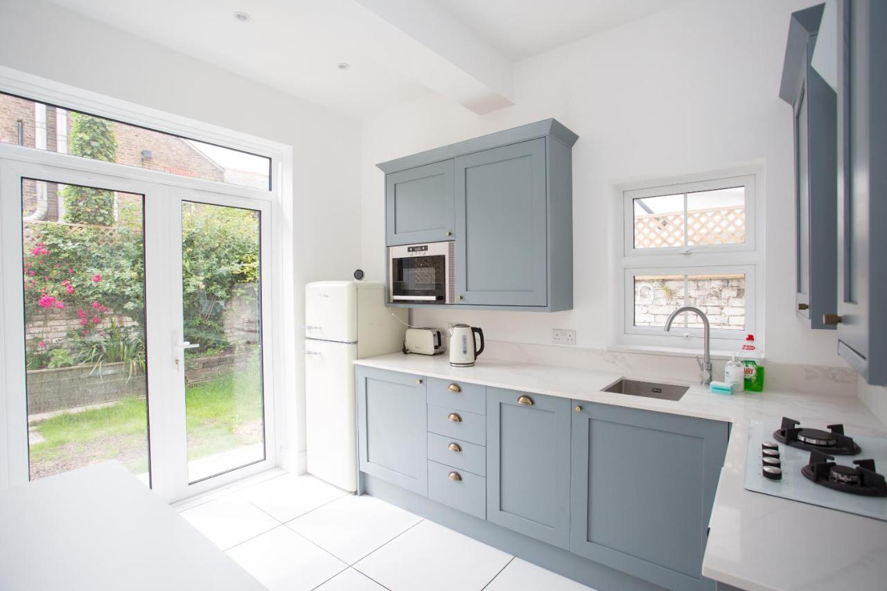 Elegant York House - On A Beach Road, Sleeps 12, With Sea Views Worthing Quarto foto