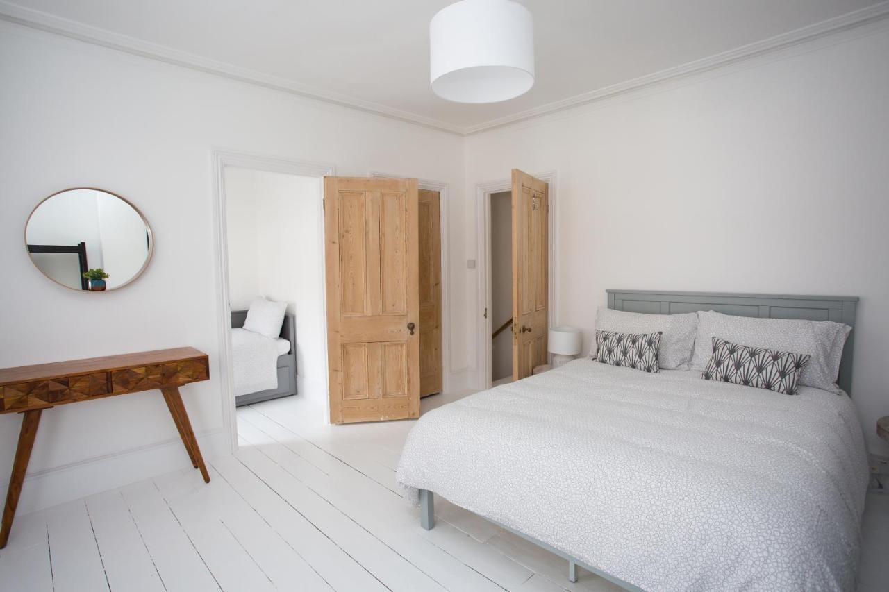 Elegant York House - On A Beach Road, Sleeps 12, With Sea Views Worthing Quarto foto